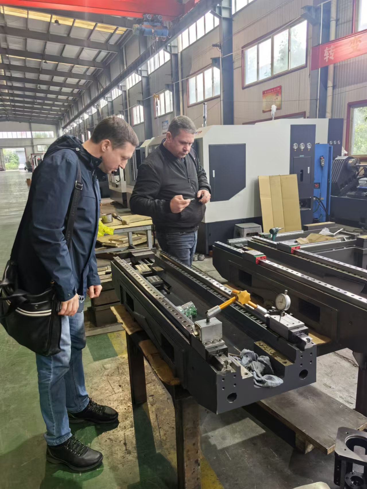 Los clientes rusos visitaron ALLES CNC para explorar el futuro de la fabricaci&oacute;n inteligente