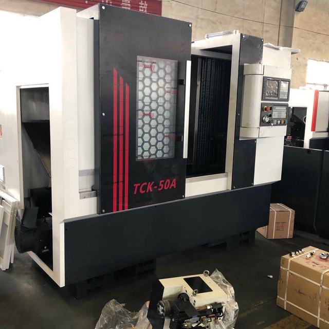 Torno CNC Con Eje De Mecanizado De Bancada Inclinada Piezas De Trabajo