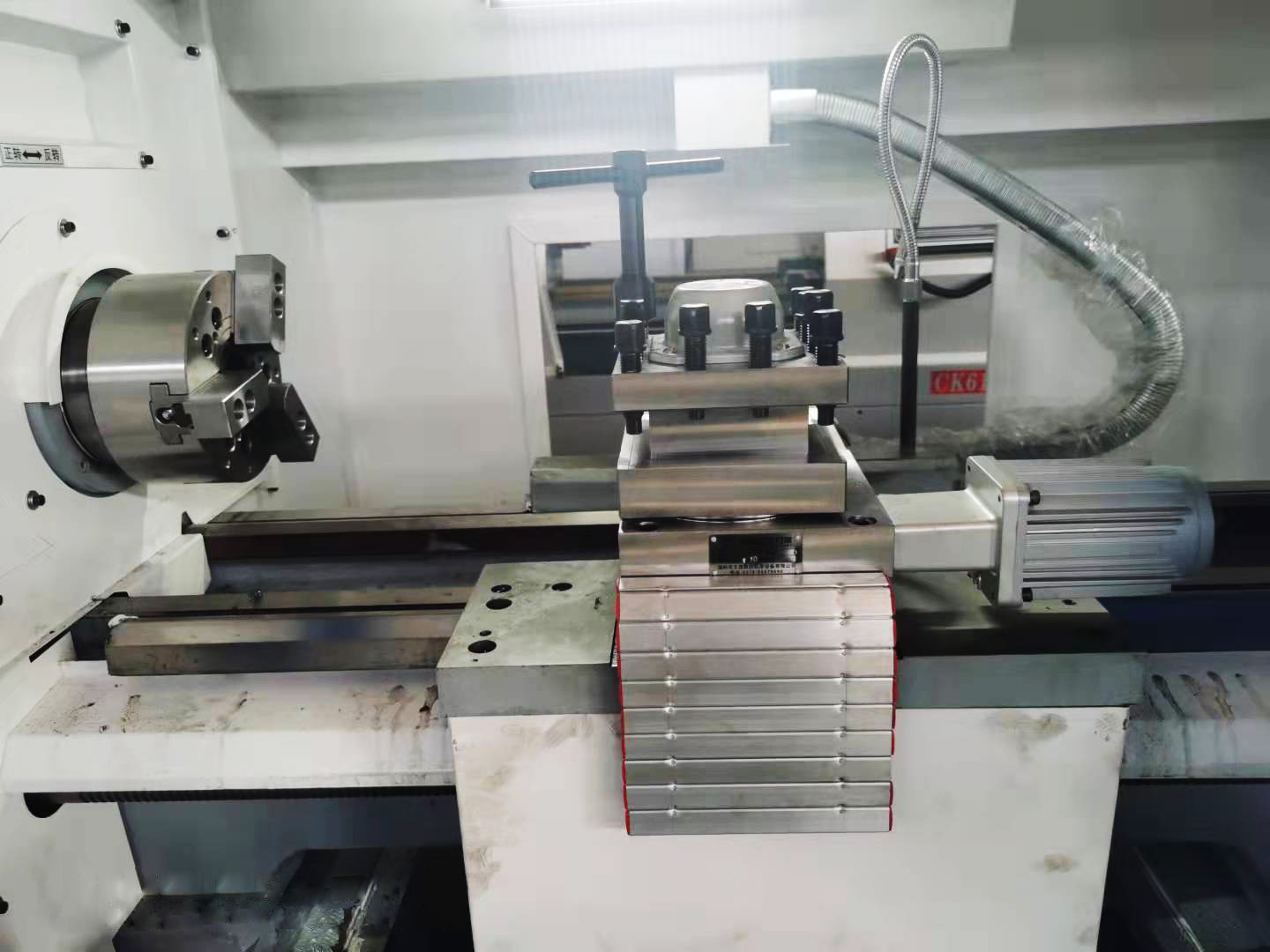 Máquina de torno CNC de metal horizontal para metal