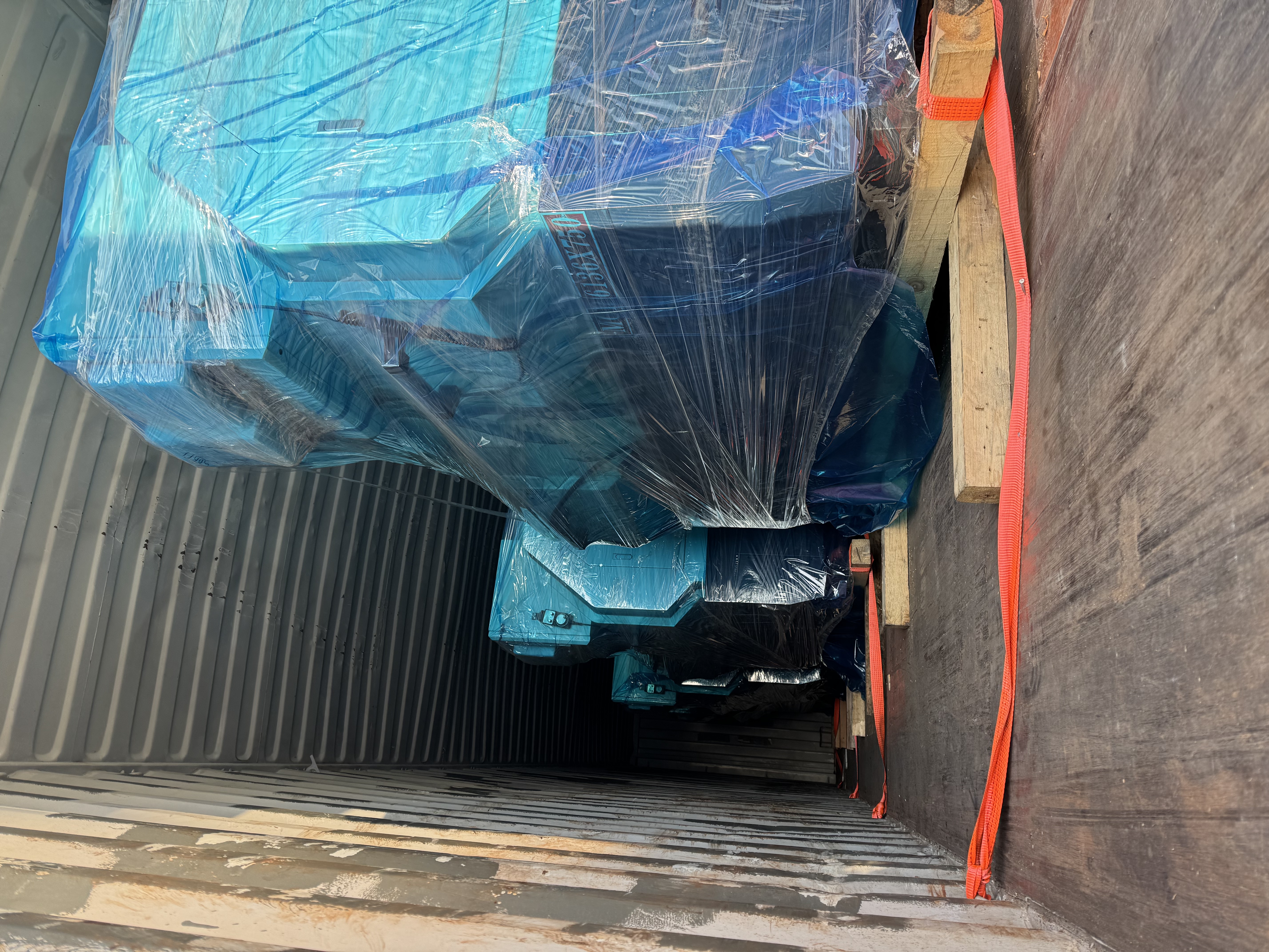 Cuatro tornos ALCK6136x750 CNC fueron empacados y enviados a Israel