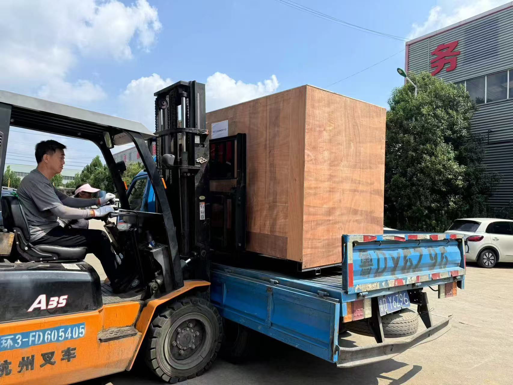 El torno CNC ALCK6150 se empaqueta y env&iacute;a a Rusia para ayudar a mejorar la tecnolog&iacute;a de fabricaci&oacute;n